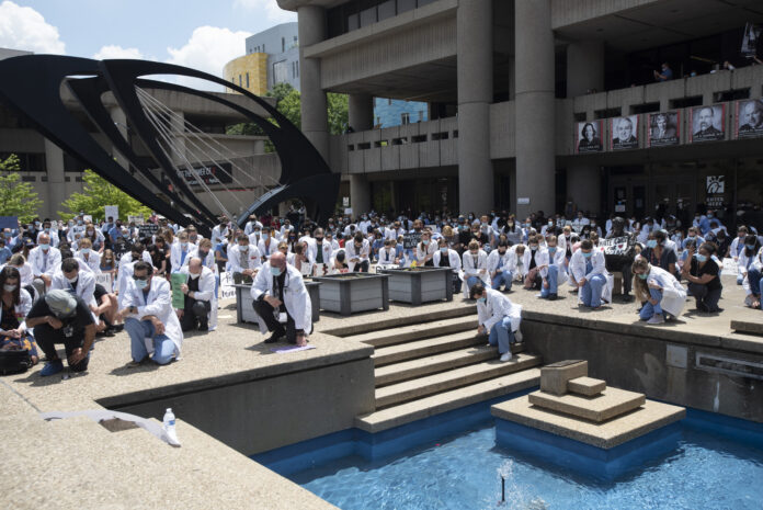 School of Medicine faculty, students and residents take part in #WhiteCoats4BlackLives