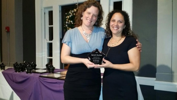 Sarah Nuñez, right, with her award