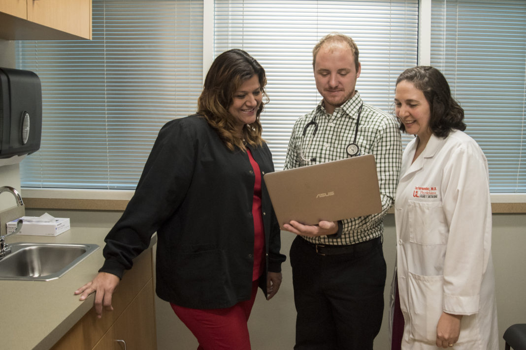 Card Station Fam Med_9821 Lisa Leon, C.C.M.A., Sean Warren, M.D. and Luz Fernandez, M.D.