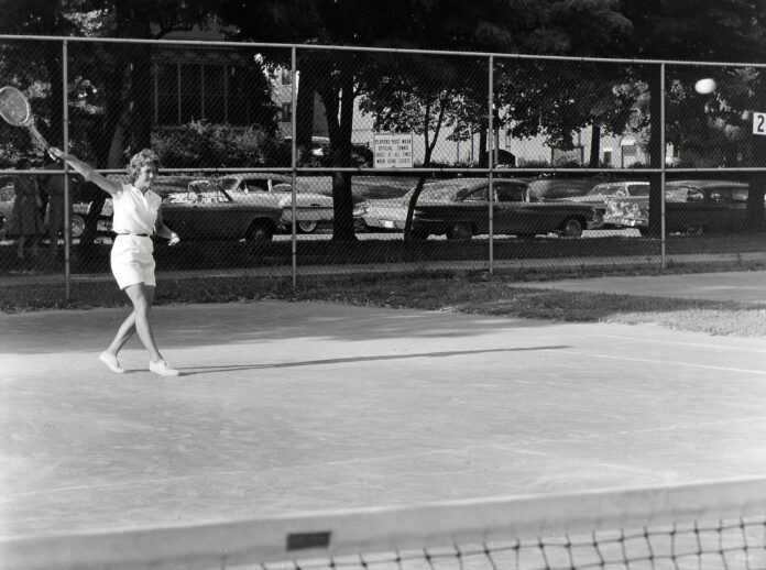 woman playing tennis