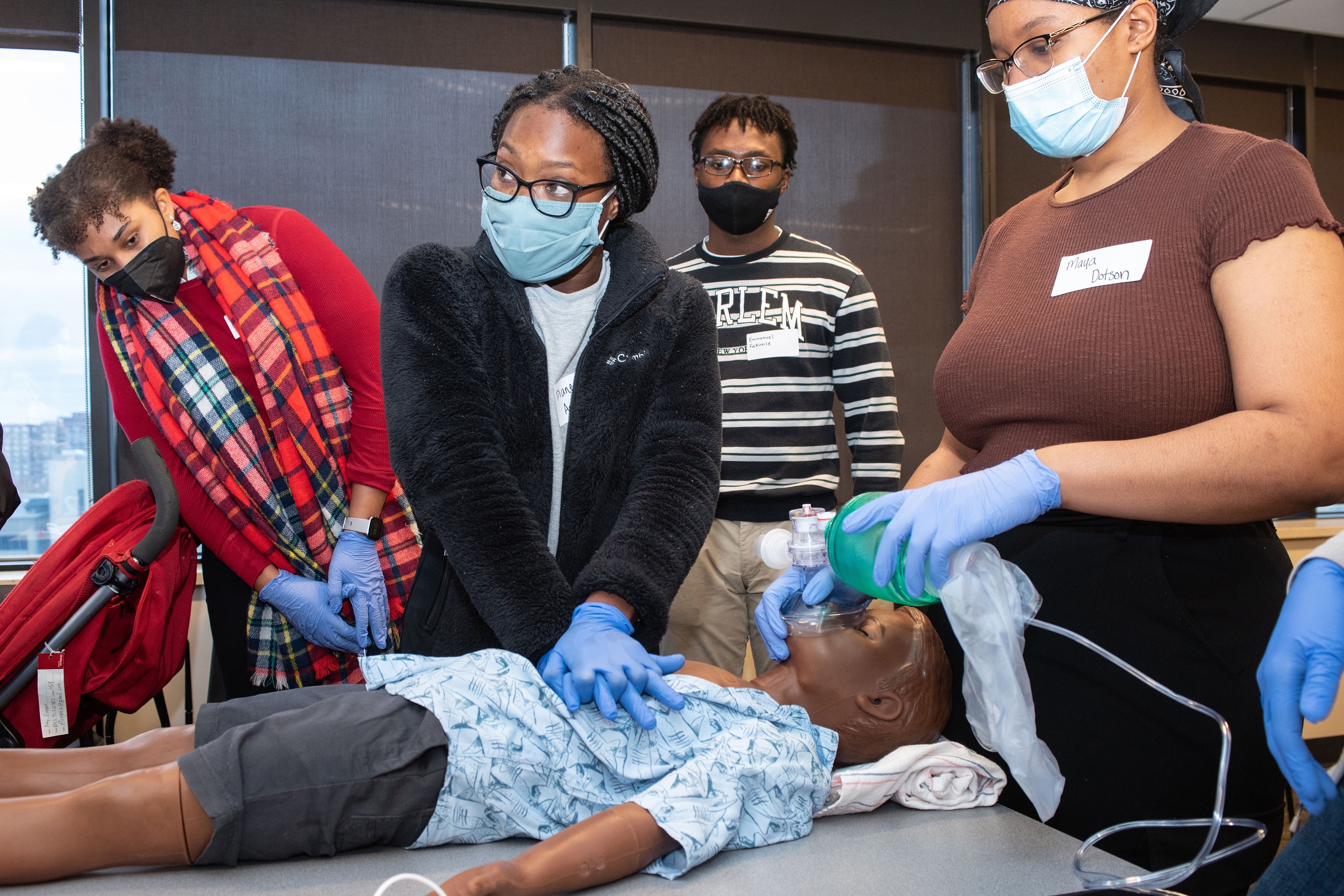 Diane Appiasie and other Porter Scholars in Medicine Program participants take part in a medical simulation experience.