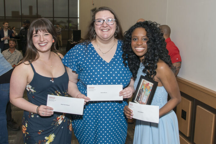 Felicia Wilkins, a la derecha, celebra el Día del Partido 2022 con sus compañeras de clase Sarah Clair Wessel y Rachel Murrin.