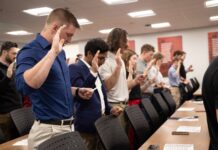 Nearly 100 students, faculty, staff and alums take the oath of the Order of the Engineer at Speed School’s inaugural ring ceremony held April 25, 2022.