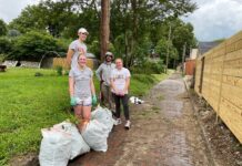 Rebecca Turney (UofL student), Finley Barber (Duke student), Jody Dahmer (BGT), and Eileen Sember (UofL student) work to clean up the Oak Street alley.