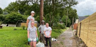 Rebecca Turney (UofL student), Finley Barber (Duke student), Jody Dahmer (BGT), and Eileen Sember (UofL student) work to clean up the Oak Street alley.