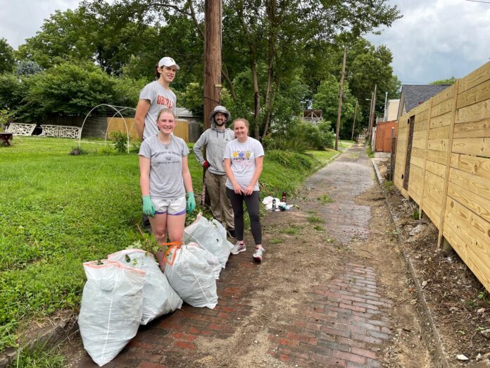 Rebecca Turney (UofL student), Finley Barber (Duke student), Jody Dahmer (BGT), and Eileen Sember (UofL student) work to clean up the Oak Street alley.