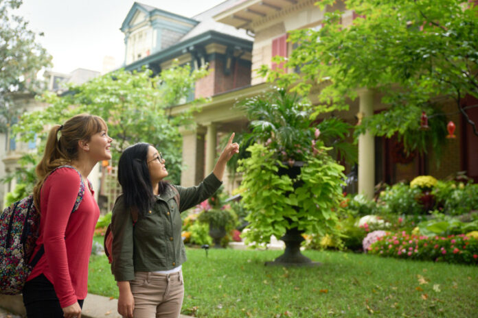Students pointing at architecture of homes in Old Louisville.